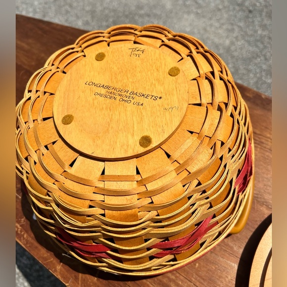 COPY - Longaberger Wrought Iron Snowman Stand & 1999 Red Popcorn & Pinecone Bas… - Picture 4 of 9